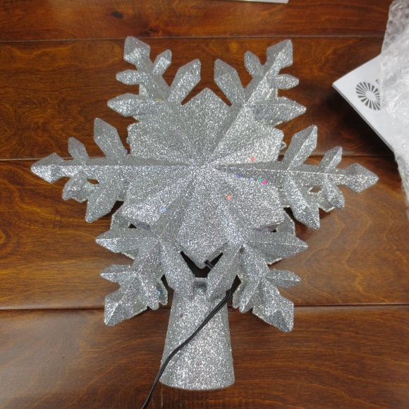 Christmas Tree Topper Snowflake With Built in LED Snowflake Projector Lights 9.6 - Picture 2 of 5